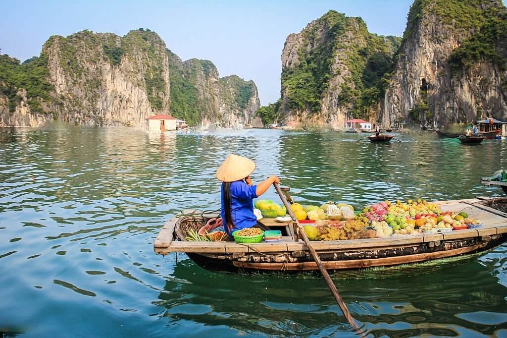 fruit seller halong bay